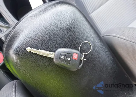 2015 Toyota Rav4 Xle z USA, uszkodzony, nr VIN 2T3WFREV9FW180830